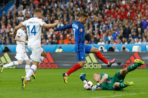 Để thủng lưới tới 4 bàn thắng ngay trong hiệp một, nhiệm vụ của các cầu thủ Iceland ở hiệp thi đấu thứ hai đó là tìm kiếm được bàn thắng vào lưới ĐT Pháp. Còn với đội chủ nhà, họ chủ động chơi trùng xuống và bắt đầu nghĩ tới việc tìm cách đối phó với ĐT Đức tại trận bán kết.