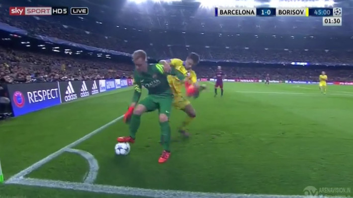Marc-Andre ter Stegen khiến Barca một mực phải giữ chân anh trước sự chèo kéo khủng khiếp từ Man City bởi thủ môn người Đức sở hữu đôi chân đầy ma quái. Điển hình như trong trận đấu với đối thủ BATE Borisov, ter Stegen đã có pha chắn bóng chẳng thua kém gì những hậu vệ.