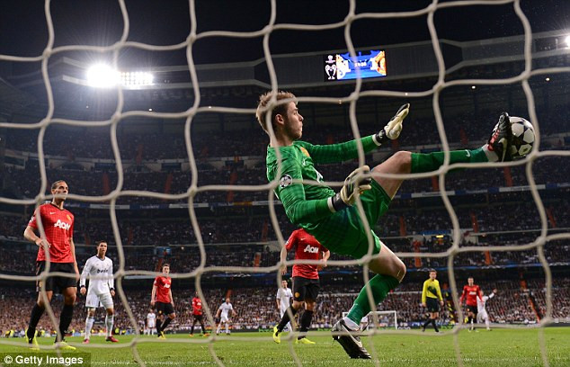 De Gea ngày càng trở nên toàn diện hơn tại Manchester United. Mùa trước ở Premier League, thủ thành người Tây Ban Nha đạt tỷ lệ chuyền chính xác 56.9%. NHM nửa đỏ thành Manchester khá tin tưởng vào khả năng chơi bóng bằng chân của thủ môn này.