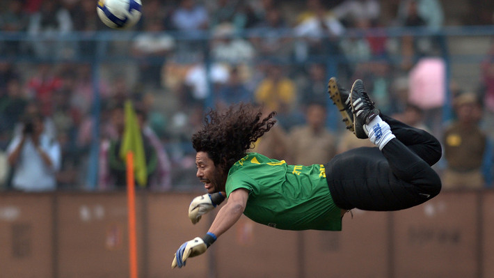 Những thủ môn Nam Mỹ luôn được biết đến với phong cách ngẫu hứng, nhưng Rene Higuita đã đưa nó lên đến tầm nghệ thuật với pha xử lý kiểu bọ cạp của mình trong trận đấu với tuyển Anh vào năm 1995. Ảnh: AP, Goal, Getty...