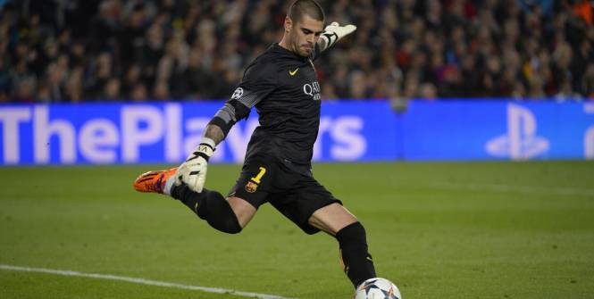 Valdes thời điểm hiện tại có thể rất lận đận, nhưng quãng thời gian đẹp đẽ với Barcelona vẫn luôn được nhớ tới. Giai đoạn hoàng kim của Barca và Pep gắn liền với hình ảnh thủ thành người Tây Ban Nha là chỗ dựa đáng tin cậy không chỉ nhờ những pha cứu thua mà còn nhờ khả năng điều phối bóng tuyệt vời.
