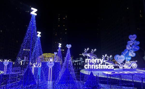 Cũng giống như Royal City, Times City cũng là điểm đến được nhiều bạn trẻ lựa chọn để có cho mình những bức ảnh đẹp của mùa Giáng Sinh. Khu quảng trường tràn ngập sắc màu với các bóng đèn led, tạo hình hộp quà và cây thông Noel. Dòng chữ “Merry Christmas’ khiến lòng người xốn xang, chờ đón đêm Giáng sinh an lành bên bạn bè và gia đình. Ảnh: VTC.