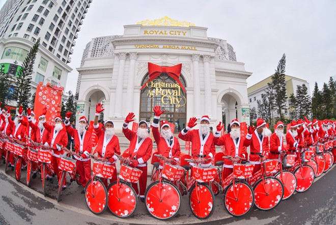 Royal City là địa điểm đón Noel lãng mạn ở Hà Nội trong những năm gần đây. Nó trở thành điểm check in được nhiều bạn trẻ lựa chọn bởi sự trang trí cầu kỳ và tinh tế. Đặc biệt khi màn đêm buông xuống, cảnh vật của TTTM này càng trở nên sống động nhờ những tạo hình trang trí Noel cầu kỳ, đẹp mắt. Royal City mùa Noel nào cũng được trang trí với nhiều hạng mục hoành tráng như những cái cây khổng lồ Giáng sinh, một khu vực đài phun nước với ánh sáng ngoạn mục.