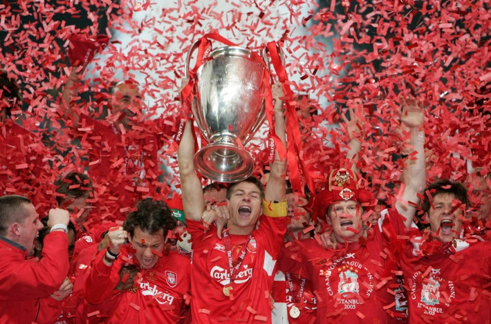 Trên chấm 11m, Jerzy Dudek đã trở thành người hùng khi cản phá thành công cú sút của Shevchenko đem về chiếc cúp danh giá nhất châu Âu cho Liverpool.