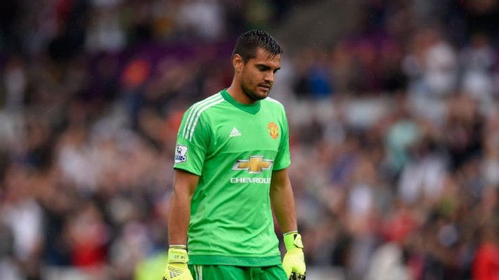 Sergio Romero thường xuyên phải làm bạn với băng ghế dự bị mùa này bởi phong độ quá xuất sắc của David de Gea.