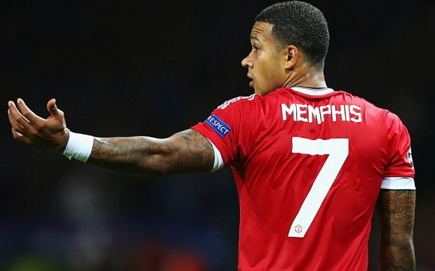 Tiền vệ người Hà Lan mới ghi được 2 bàn trong 23 lần ra sân ở Premier League mùa này. Anh trở nên lạc lõng tại sân Old Trafford bởi lối chơi rườm rà, thiếu hiệu quả của mình. Đã rất nhiều lần ở mùa giải này, Depay khiến cho người hâm mộ "phát điên" vì những tình huống rê dắt cá nhân của mình.