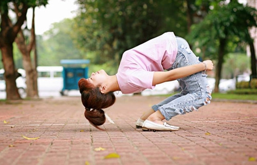 Nói về những động tác uốn dẻo mà mình thực hiện, Hằng Nga nói rằng cô không hề cảm thấy đau đớn, chỉ thấy hơi mệt khi làm các động tác liên tiếp nhau.