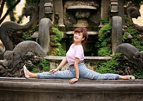 Gần đây, nhiều cư dân mạng biết tới một cô gái Thanh Hóa tên Nguyễn Thị Hằng Nga với biệt tài uốn dẻo.
