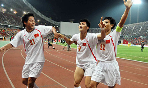 Năm 2008 Công Vinh đá cặp với Việt Thắng và cùng cầu thủ này làm nên kỳ tích với ĐT Việt Nam bằng chiếc cúp AFF Cup danh giá. Nhận xét về Việt Thắng, Công Vinh nói: "Việt Thắng là tiền đạo cắm có lẽ là hiện tại Việt Nam đang còn thiếu, làm tường tốt, đá đơn giản nhưng hiệu quả".