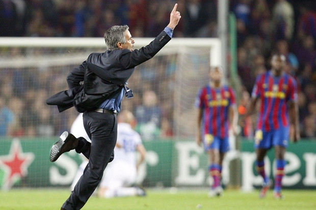 Mourinho nổi tiếng là một HLV có lối ăn mừng quá khích. Sau khi cùng Inter vượt qua Barcelona để giành vé vào chung kết Champions League mùa giải 2009/10, tân HLV Man United đã chạy khắp sân Nou Camp ăn mừng đầy khiêu khích. Thủ thành Victor Valdes đã phải ngăn vị HLV người Bồ Đào Nha vì lo sợ những sự cố đáng tiếc sẽ xảy ra.