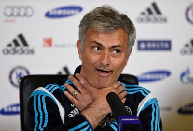 Từ khi còn dẫn dắt Real Madrid, Mourinho đã có mối thâm thù với báo chí Tây Ban Nha. Tờ Marca từng tố cáo HLV người Bồ Đào Nha lăng mạ một phóng viên thường trú của họ. Khi trở lại Chelsea, ông cũng liên tục nổi điên trong những buổi họp báo. Đặc biệt là khi các phóng viên hỏi về mối quan hệ với nữ bác sĩ Eva Carneiro.