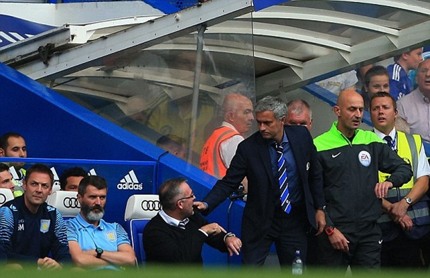Trong trận thắng của Chelsea trước Aston Villa năm 2014, dù trọng tài vẫn chưa thổi còi kết thúc trận đấu nhưng Mourinho đã đứng dậy tiến vào đường hầm để đi vào phòng thay đồ. Hành động này đã khiến HLV Paul Lambert khó chịu và ông đã thẳng thừng từ chối bắt tay “Người đặc biệt”.