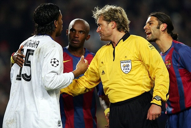 Sau khi thua Barcelona tại vòng 1/8 Champions League, chiến lược gia 52 tuổi đã khẳng định nhìn thấy HLV của Barcelona, Frank Rijkaard lén lút vào phòng của trọng tài Anders Frisk trong giờ nghỉ giữa hai hiệp. Lời buộc tội này ảnh hưởng nặng nề đến danh tiếng và uy tín của trọng tài người Thụy Điển. Ông liên tục bị khủng bố tinh thần bởi người hâm mộ Chelsea và phải giải nghệ sau 18 năm cầm còi.
