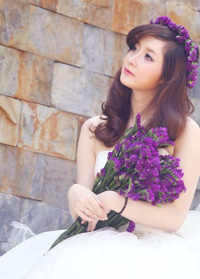 Ngoài sở hữu làn da trắng sáng, cô nàng trên còn được nhiều người biết tới khi sở hữu một shop thời trang bán hàng mỹ phẩm online.
