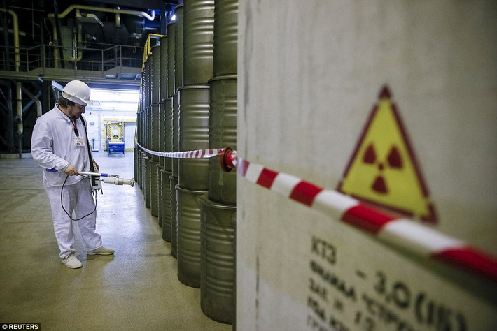 Công nhân đo phóng xạ tại khu xử lý chất thải phóng xạ của nhà máy điện hạt nhân Chernobyl.