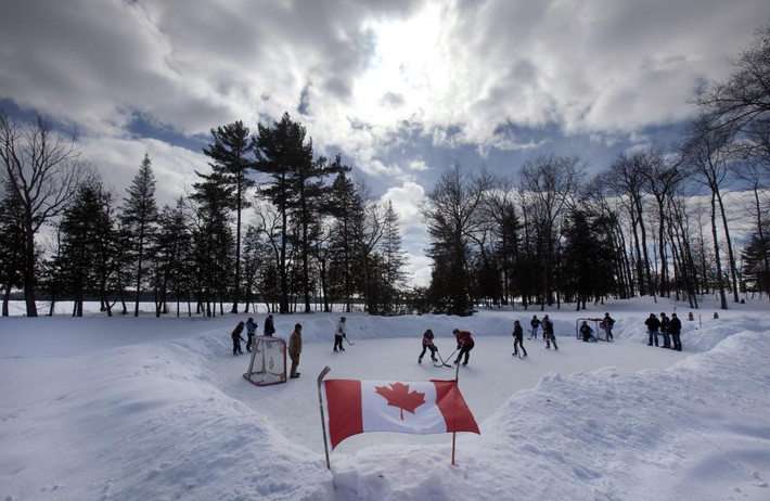 6. Canada: Các thanh niên chơi hockey trên mặt hồ Pigeon đóng băng gần thị trấn Bobcaygeon. (Nguồn: Reuters)