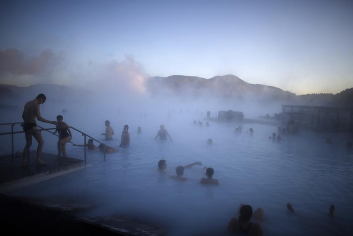 3. Iceland: Mọi người thư giãn dưới suối nước nóng từ hồ Blue Lagoon gần thị trấn Grindavik. (Nguồn: Reuters)