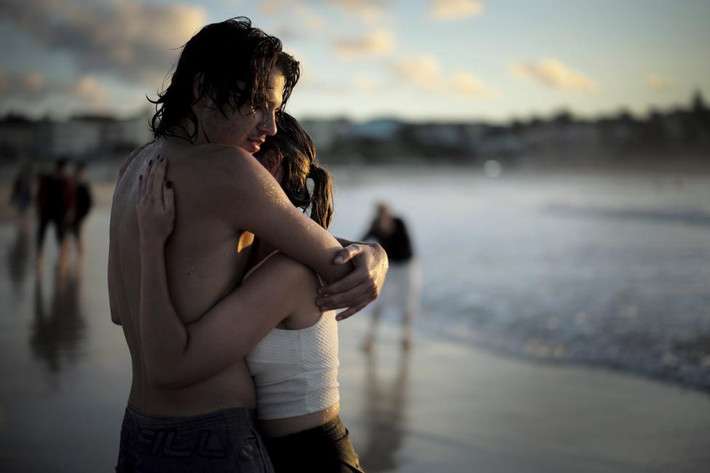 9. Australia: Cặp đôi ôm nhau tình tứ trên bãi biển Bondi ở Sydney. (Nguồn: Reuters)