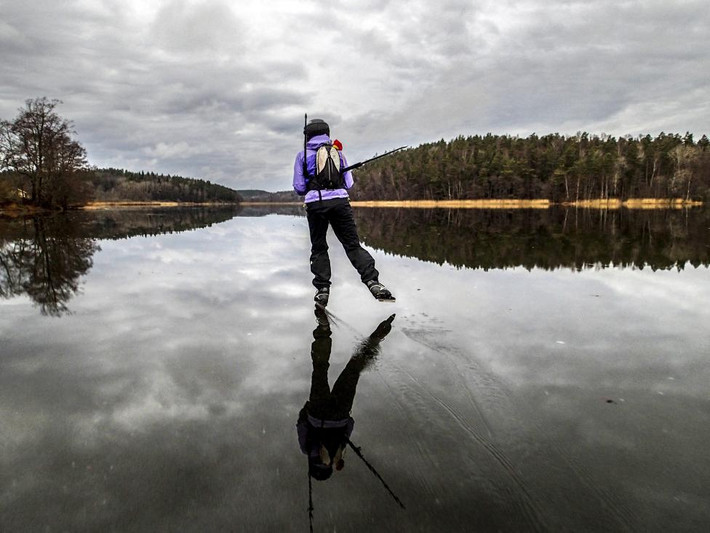 10. Thụy Điển: Người đàn ông trượt băng trên mặt hồ Orlangen ở Stockholm. (Nguồn: Reuters)