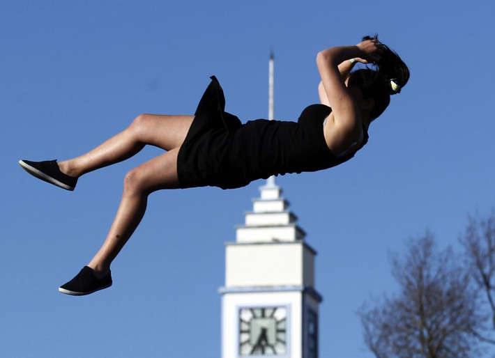 8. New Zealand: Thiếu nữ chơi nhảy nệm hơi trong một công viên ở Palmerston North. (Nguồn: Reuters)