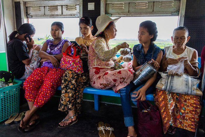 Nhiếp ảnh gia người Anh David Levene đã có dịp trải nghiệm và ghi lại những hình ảnh trên chuyến tàu hỏa chạy vòng quanh thành phố Yangon.