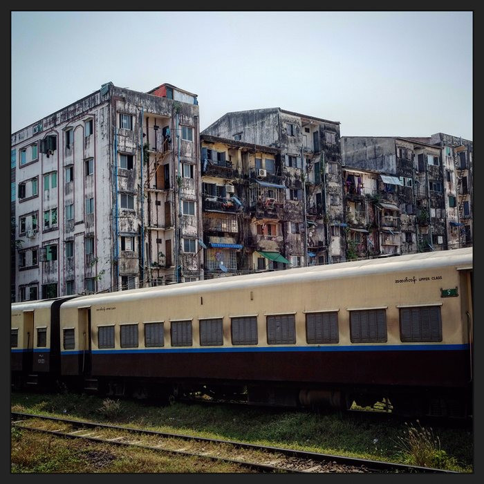 Đoàn tàu đi qua một khu chung cư cũ ở thành phố Yangon.