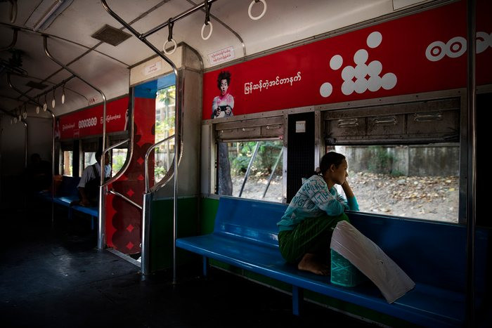 Bên trong một toa trên chuyến tàu quanh thành phố Yangon.