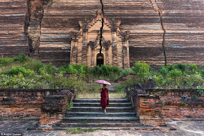Ngôi đền Mingun bằng gạch nổi tiếng nhất ở đất nước Myanmar, với những vết nứt sau nhiều cơn động đất hàng trăm năm trước, nhưng vẫn đứng vững, thách thức thời gian.