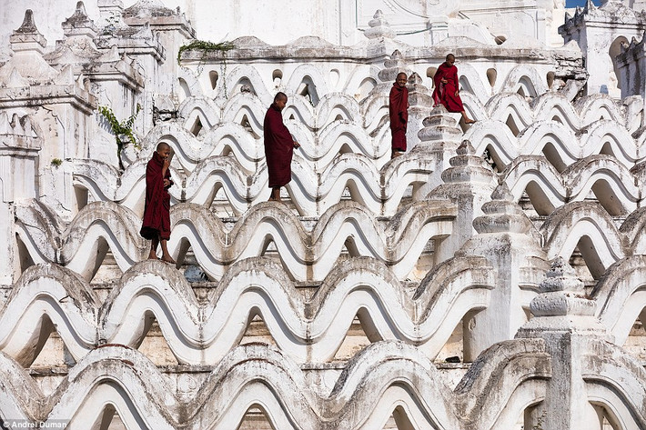 Các sư tiểu chơi đùa trên những đường lượn sóng tại một ngôi chùa ở Myanmar.