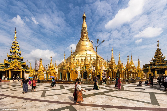 Mọi người tham quan ngôi chùa Shwedagon nổi tiếng ở thành phố Yangon, Myanmar.