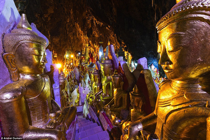 Một ngôi chùa được xây dựng trong hang núi ở Myanmar.