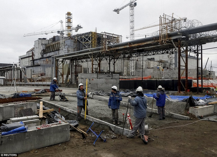Công nhân làm việc tại nhà máy điện hạt nhân Chernobyl.
