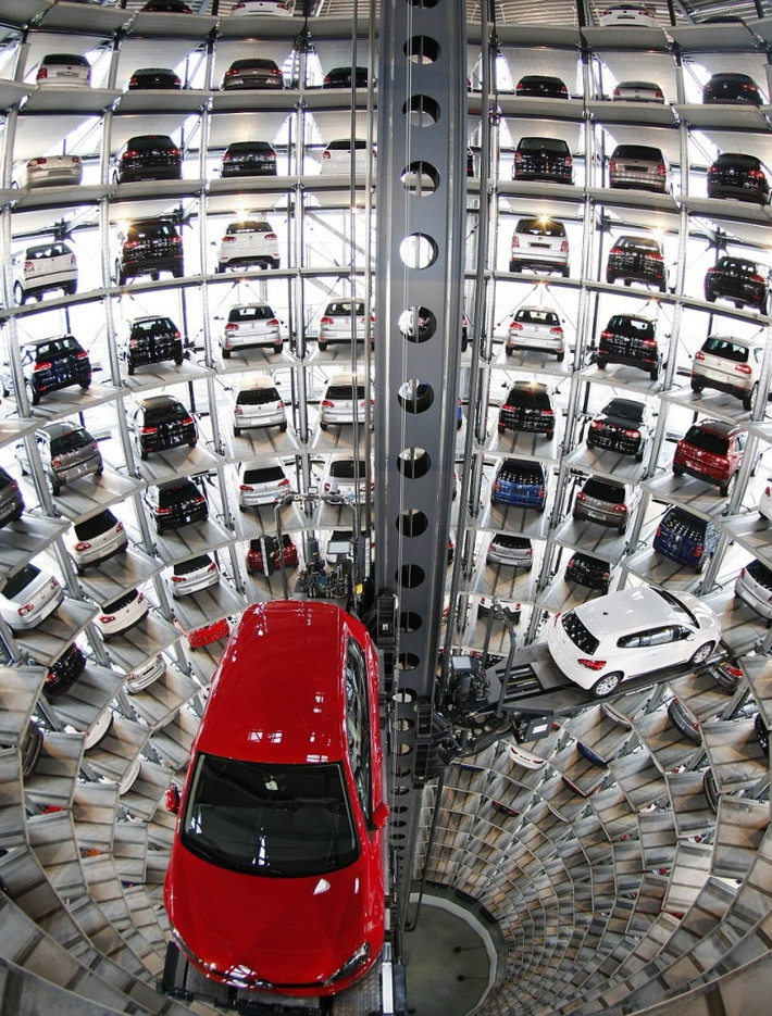 Bãi đỗ xe công nghệ cao trong nhà máy Volkswagen ở Wolfsburg, Đức.