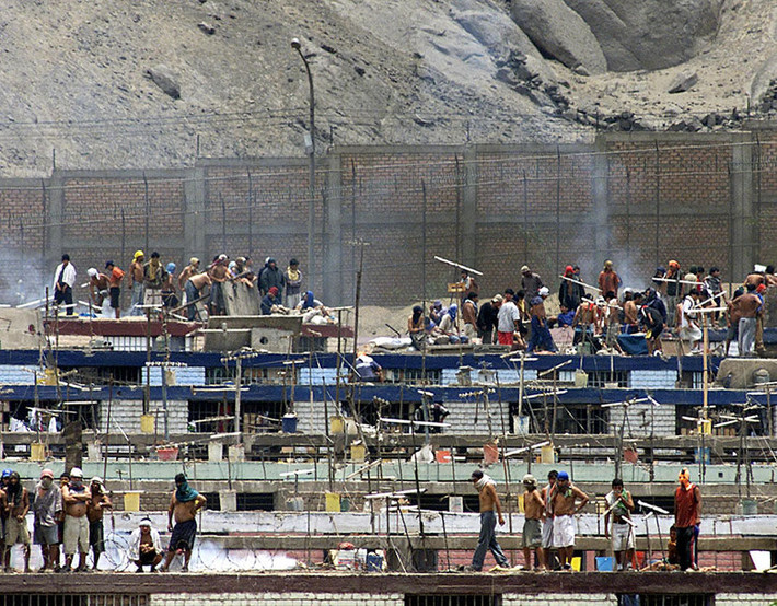 Các phạm nhân tham gia vào cuộc ẩu đả trên mái nhà tù Lurigancho ở Lima, Peru.