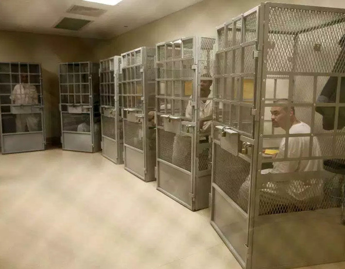 Các phạm nhân bị giam giữ trong lồng sắt tại nhà tù khét tiếng San Quentin ở bang California, Mỹ.