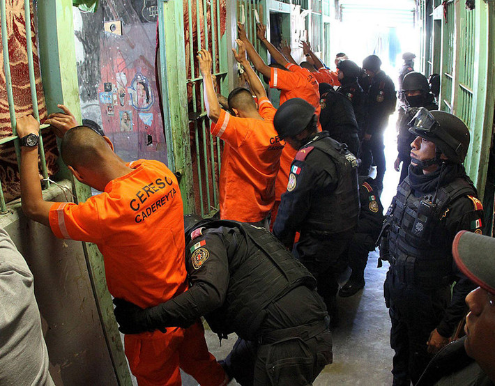 Cảnh sát quân sự kiểm tra các phạm nhân bị giam giữ tại nhà tù Guantanamo.