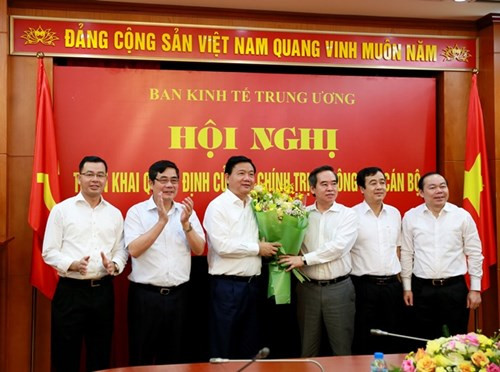 Tuần qua, vào ngày 11/5, Ban Kinh tế Trung ương tổ chức triển khai Quyết định của Bộ Chính trị về việc phân công ông Đinh La Thăng nhận nhiệm vụ Phó trưởng ban Kinh tế Trung Ương. Ảnh: Ban Kinh tế Trung Ương.