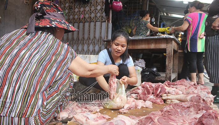 Qua kết quả điều tra, xác minh, cơ quan CSĐT công an quận Ngô Quyền TP Hải Phòng đã khởi tố vụ án hình sự hủy hoại tài sản, ra lệnh bắt khẩn cấp đối với Lê Thị Hoa và Hoàng Thị Thanh Dung (hai đối tượng hắt dầu luyn vào sạp thịt lợn của chị Xuyến) về hành vi hủy hoại tài sản (theo quy định điều 143 bộ luật Hình sự. Hiện công an quận Ngô Quyền đang tập trung lực lượng truy bắt 2 đối tượng trên, hoàn chỉnh hồ sơ, xử lý theo quy định của pháp luật. Ảnh: Vietnamnet.