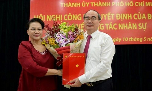 Sáng 10/5, Bộ Chính trị đã trao quyết định phân công ông Nguyễn Thiện Nhân - Ủy viên Bộ Chính trị, Chủ tịch Ủy ban T.Ư MTTQ Việt Nam làm Bí thư Thành ủy TP Hồ Chí Minh. Ảnh: Tuổi Trẻ.