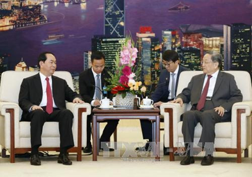 Ngay sau Lễ đón chính thức, Chủ tịch nước Trần Đại Quang đã tiến hành hội đàm với Tổng Bí thư, Chủ tịch Trung Quốc Tập Cận Bình. Chiều 11/5, Chủ tịch nước Trần Đại Quang gặp Phó Chủ tịch Hội nghị Hiệp thương chính trị nhân dân toàn quốc Trung Quốc Vương Gia Thuỵ. Chuyến thăm của Chủ tịch nước diễn ra trong bối cảnh quan hệ hai nước tiếp tục xu thế phát triển với những kết quả tích cực trên các lĩnh vực. Ảnh: TTXVN.