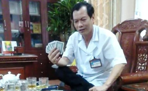 Liên quan đến đoạn clip đánh bài ăn tiền của cán bộ y tế ở Ninh Bình, danh tính của các bác sỹ trong đoạn clip đã được tìm ra. Theo đó, tỉnh Ninh Bình yêu cầu Sở Y tế tạm dừng việc bổ nhiệm lại ông Đặng Trung Bình (vị bác sỹ xuất hiện trong clip) giữ chức vụ Giám đốc Bệnh viện Đa khoa huyện Gia Viễn; tính đến phương án điều chuyển bác sỹ Bình cùng các cán bộ, nhân viên y tế trong video clip sang đơn vị khác. Về sự việc này, bác sỹ Đặng Trung Bình thừa nhận hình ảnh được quay trong video clip là mình và nhận hoàn toàn trách nhiệm.