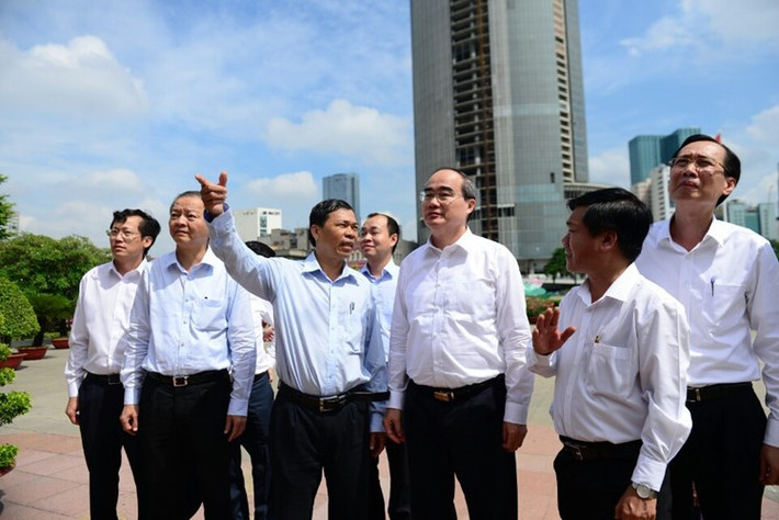 Ngay sau khi nhậm chức Bí thư Thành ủy TP HCM nhiệm kỳ 2015-2021, ông Nguyễn Thiện Nhân có chuyến đến thăm Bảo tàng Hồ Chí Minh (Bến Nhà Rồng) và thăm các công trình ở phố đi bộ Nguyễn Huệ (quận 1). Tân Bí thư Thành ủy TP HCM chia sẻ trong bài phát biểu đầu tiên sau khi nhậm chức: "Tôi xin hứa hết sức mình không phụ lòng của lãnh đạo Đảng và Nhà nước để cùng với lãnh đạo TP, cùng gần 10 triệu đồng bào thành phố tiếp tục công việc mà các lãnh đạo thành phố đã làm". Ảnh: Zing.