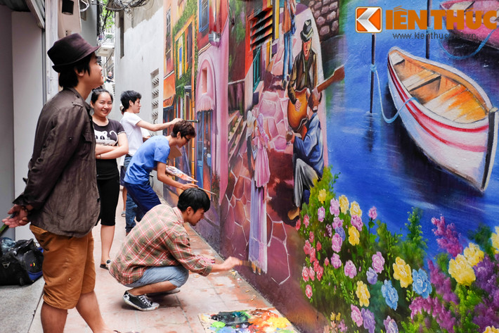 Để hoàn thành bức tranh tường 3D này, nhóm thiết kế tranh tường AQ (gồm 5 thành viên) đã mất 10 ngày để vẽ, hoàn thiện từng chi biết trên tường.