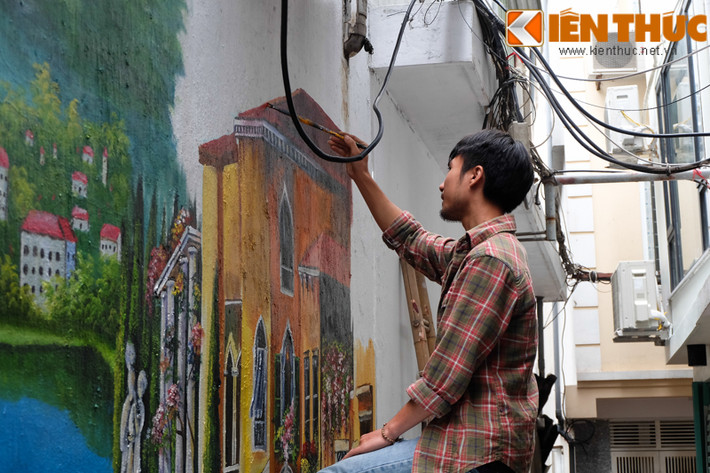 Trong quá trình vẽ tranh lên tường, nhóm gặp nhiều khó khăn về thời tiết. Những cơn mưa mùa hạ thường đến bất chợt đã khiến công việc bị gián đoạn.
