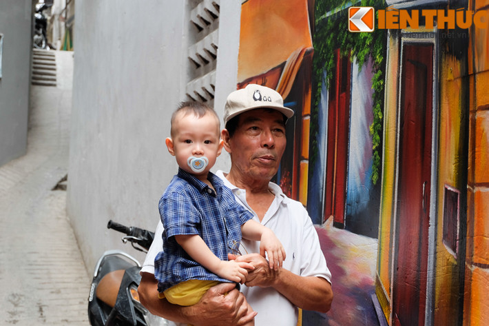 Bác chia sẻ mình thường xuyên cho cháu ra ngõ chơi, tranh tường đẹp nên thu hút nhiều người đến thăm quan, chụp ảnh.