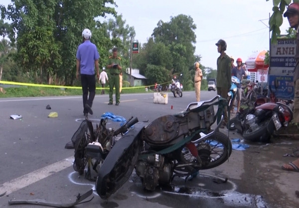 Ngày 16/5, trên QL1, đoạn qua địa bàn xã Đại Hải, huyện Kế Sách, Sóc Trăng xảy ra vụ tai nạn giao thông nghiêm trọng làm 6 người thương vong. Theo thông tin ban đầu, vào khoảng thời gian trên, chiếc xe ô tô 7 chỗ mang BKS: 95A-018.01 đi theo hướng từ Cần Thơ về Sóc Trăng va chạm với chiếc xe máy mang BKS: 83H1-2047 cùng chiều. Sau đó, chiếc ô tô va chạm với 2 chiếc xe máy khác, trong đó, có một chiếc xe máy do Trần Quang Thái (38 tuổi) cầm lái, chở theo bà Nhỏ (60 tuổi) và 3 em bé. Ảnh: Gia Minh.