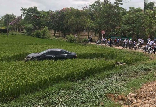 Tuần qua, một vụ tai nạn thương tâm xảy ra tại Bắc Ninh khiến 3 nam sinh tử vong. Một chiếc ôtô Toyota Camry màu đen biển số tỉnh Bắc Ninh lưu thông trên tỉnh lộ 279. Qua địa phận thôn Bất Phí, xã Nhân Hòa (huyện Quế Võ), xe va chạm với 7 nam sinh đi trên 2 xe máy và 2 xe đạp điện. Ảnh: Facebook Toàn cảnh Bắc Ninh.