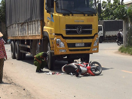 Ngày 18/5, tại giao lộ Nguyễn Hữu Trí – Bùi Thanh Khiết (huyện Bình Chánh, TP HCM) xảy ra vụ tai nạn xe tải đâm xe máy đi cùng chiều. Sau va chạm, xe tải cuốn hai nạn nhân trên xe máy vào gầm, kéo lê đoạn dài khiến hai người này bị thương rất nghiêm trọng. Ảnh: Người lao động.