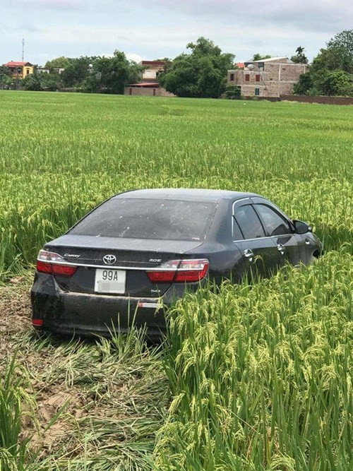 Xe Camry cuốn 3 phương tiện cùng 4 nam sinh xuống ruộng lúa ven đường, các nạn nhân còn lại văng ra vệ đường. Vụ va chạm đã khiến cho 3 nam sinh tử vong . Ảnh: Facebook Toàn cảnh Bắc Ninh.
