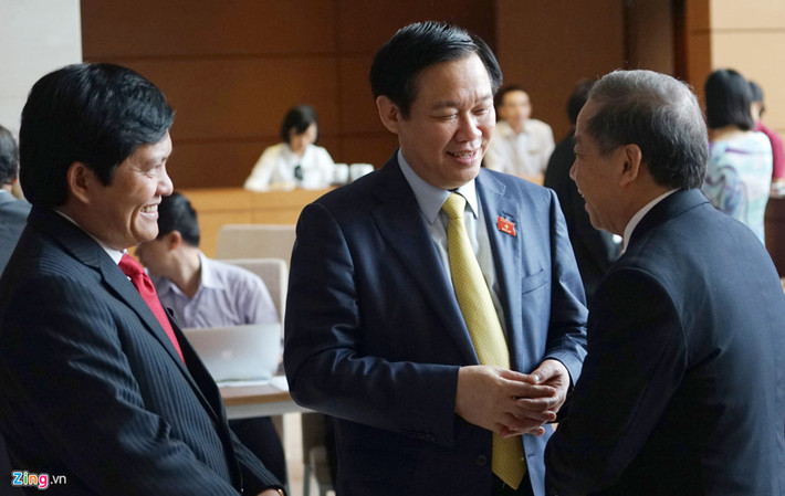 Phó thủ tướng Vương Đình Huệ hỏi thăm và trò chuyện cùng các đại biểu.